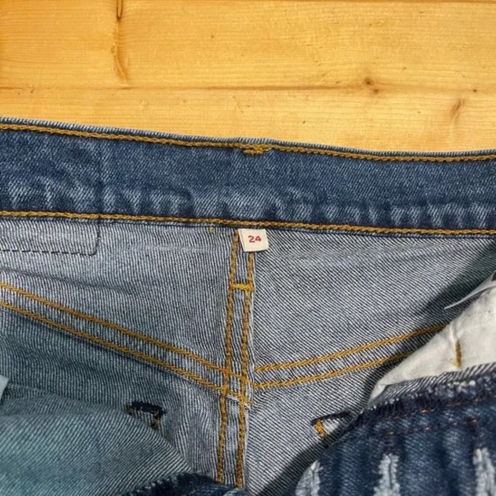 Levi's 501 Medium Wash Denim Shorts - Picture 13 of 15